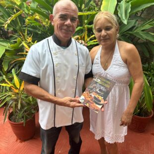 Nuestros autores residentes en Cuba reciben sus libros