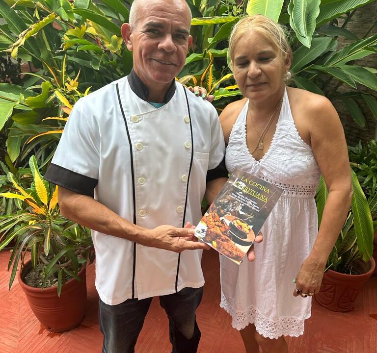 Nuestros autores residentes en Cuba reciben sus libros